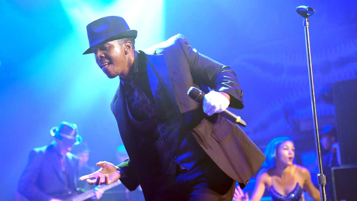 Shades of Blue Wedding Band Lead Vocalist Rashad in Chicago